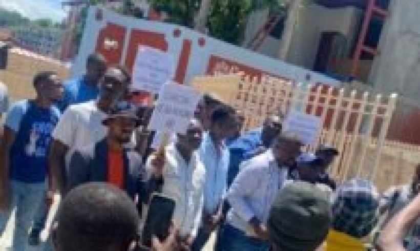 Un sit-in devant les Presses Nationales en protestation à une éventuelle publication d’un décret inconstitutionnel au profit du projet de Conseil Présidentiel de la Caricom